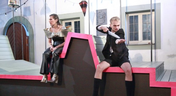 Szene aus „Harold und Maude“, Margarete Lamprecht als Mrs. Chasen