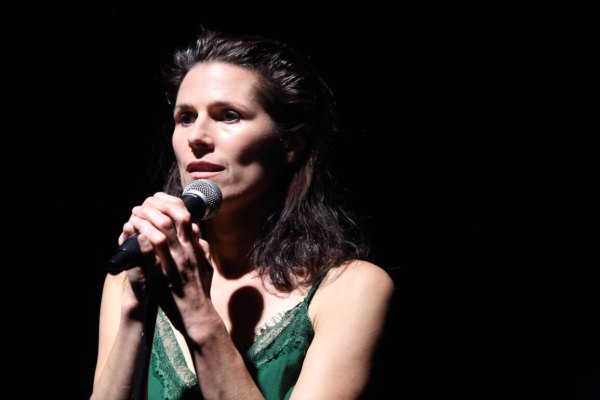Szene aus „wing.suit“, Margarete Lamprecht als Marie