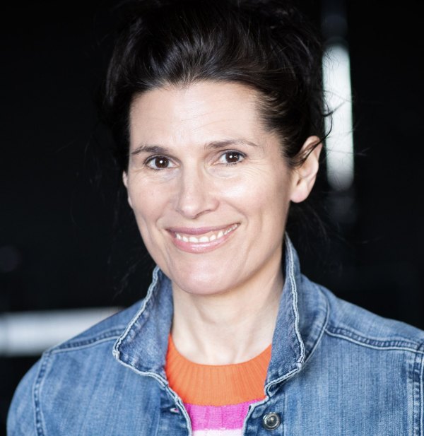 Lachend in Jeansjacke