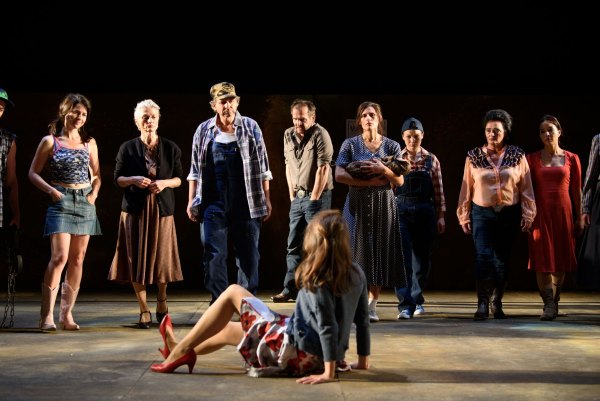 Szene aus „Dogville“, Margarete Lamprecht als Vera