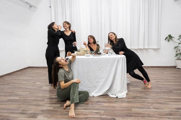 Probe mit einer Gruppe am Tisch